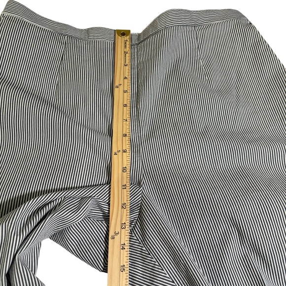 Alfred Dunner Seersucker Striped Pull On Pants 16W Gray White Cropped Coastal - Picture 11 of 13